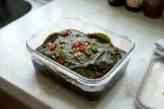 유리 용기에 담긴 깻잎장아찌