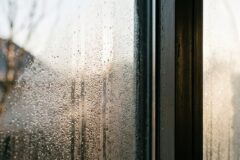 “환기는 하루 세 번 10분 안팎만 해 보세요”… 오래 열면 벽까지 식어 다시 데워야 합니다