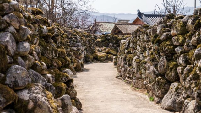 야트막한 돌담이 이어진 한밤마을의 고샅길