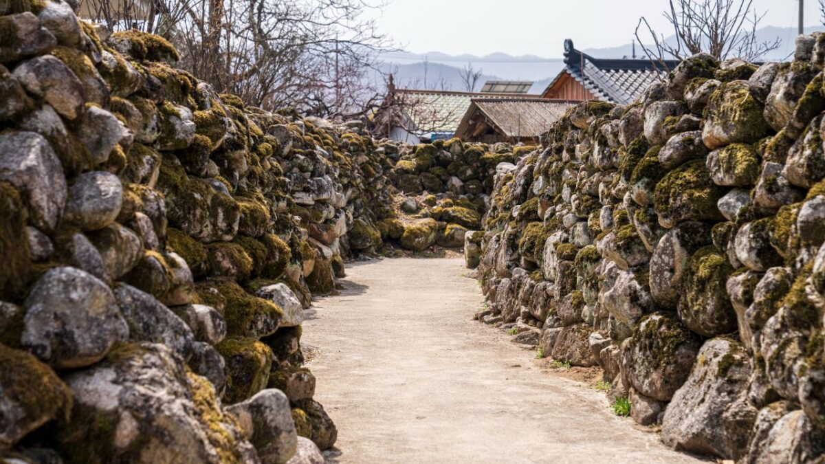 야트막한 돌담이 이어진 한밤마을의 고샅길